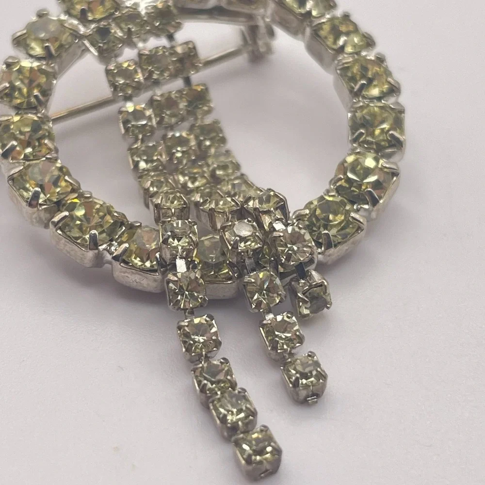 Vintage Mid Century Pale Yellow Rhinestone Circle Trembler Dangle Brooch Pin